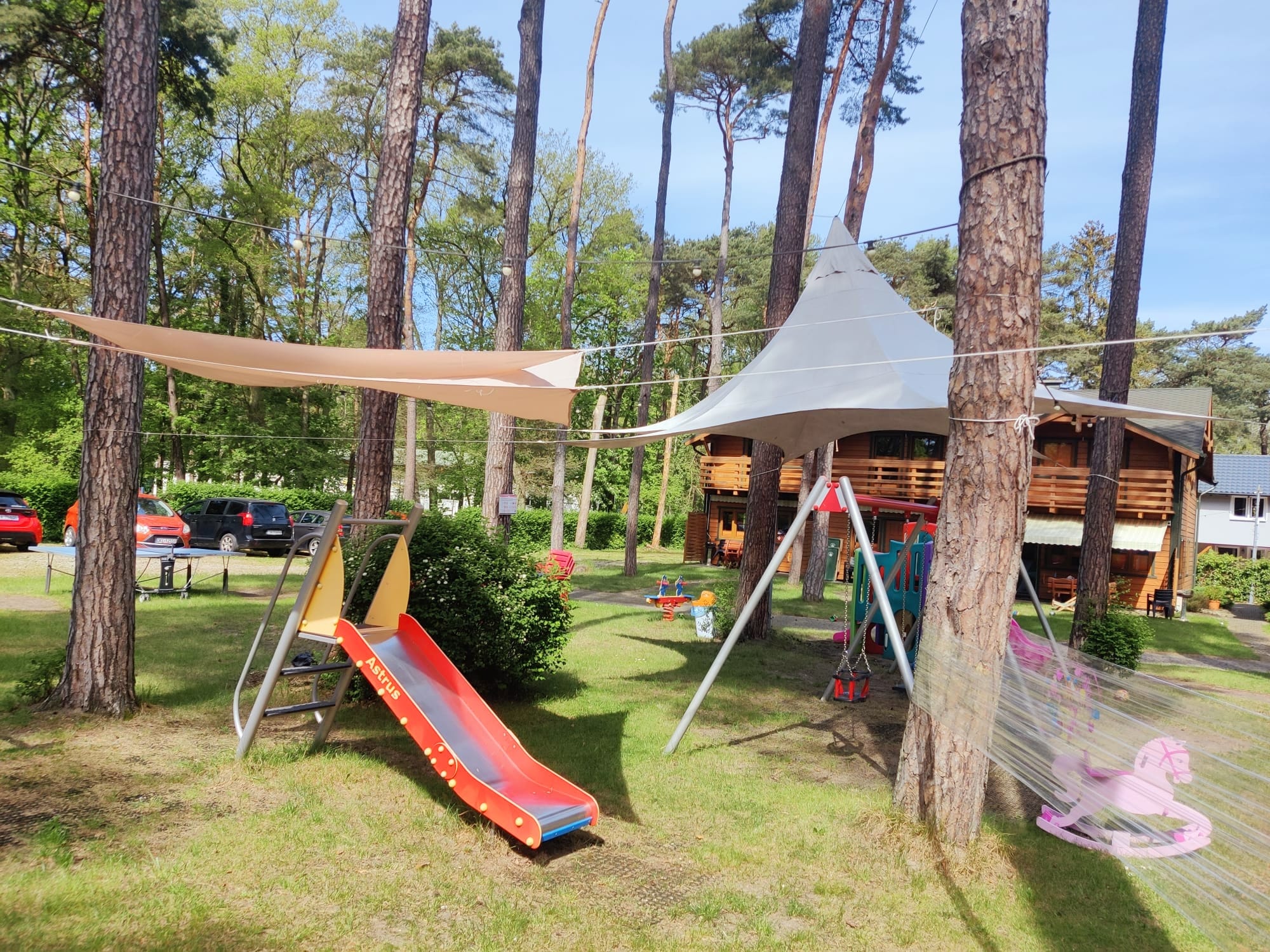Zjeżdżalnia i plac zabaw