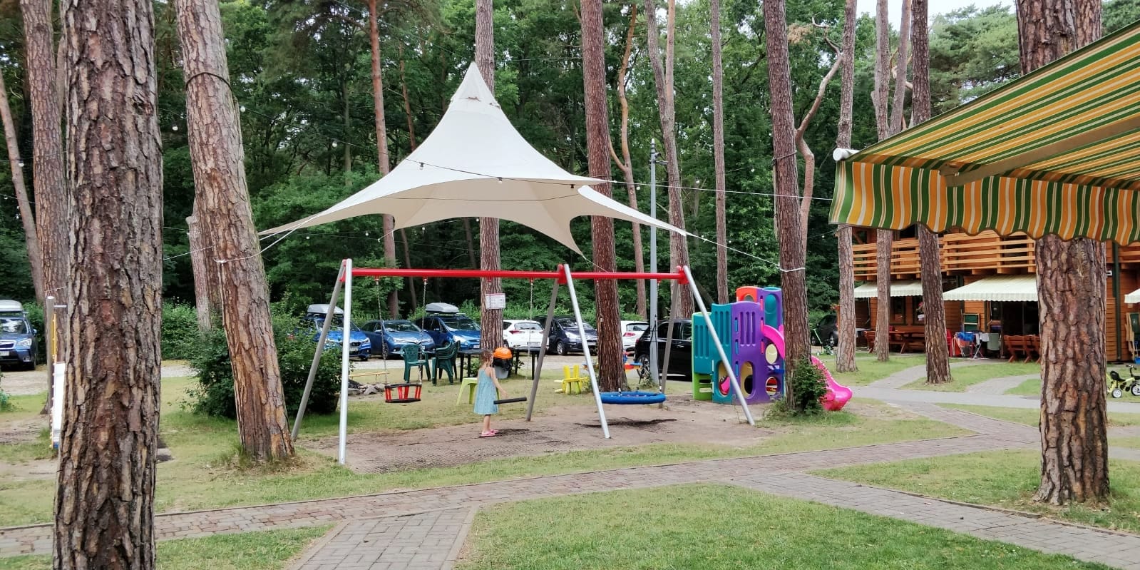 Strefa rekreacji pod drzewami