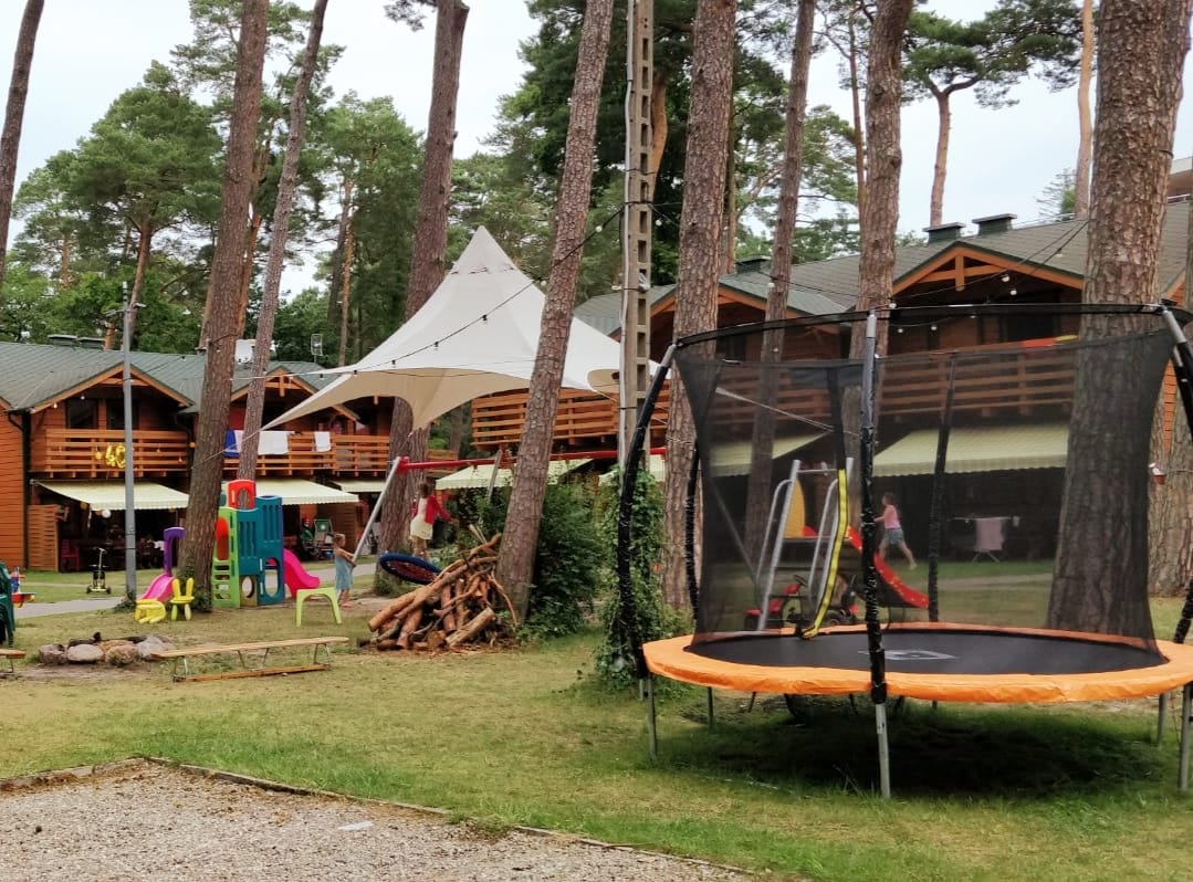 Trampolina i teren ośrodka